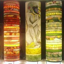 lampe cylindrique avec chutes de tissu et papier