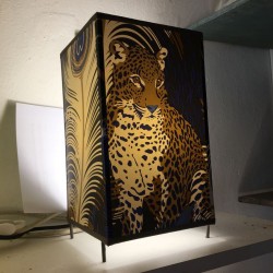 lampe rectangle à pieds avec léopard