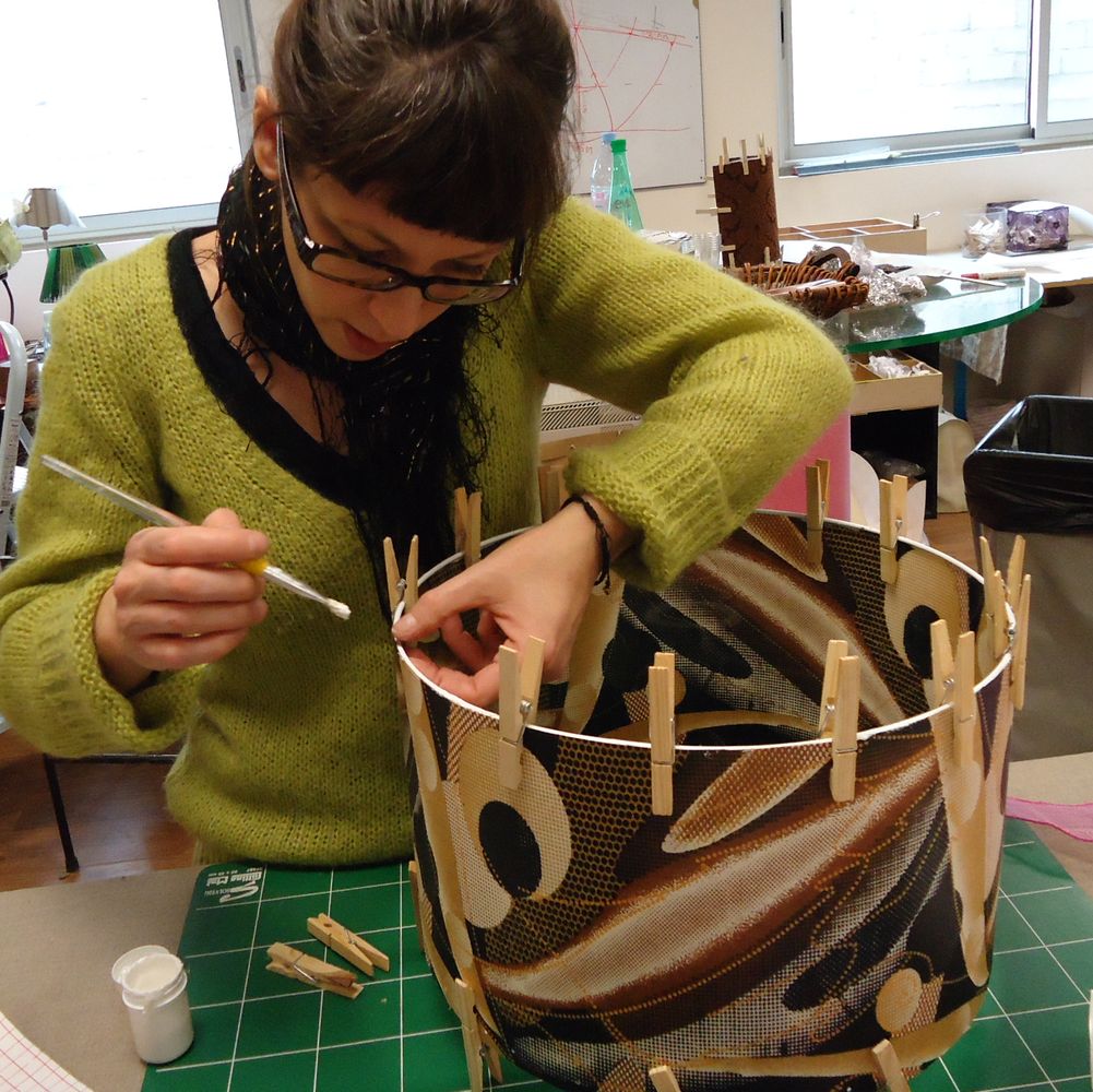 collage du cercle d'abat-jour en maintenant avec des pinces à linge